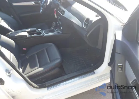 2013 Mercedes-Benz C 300 Sport 4Matic z USA, uszkodzony, nr VIN WDDGF8AB8DR287011